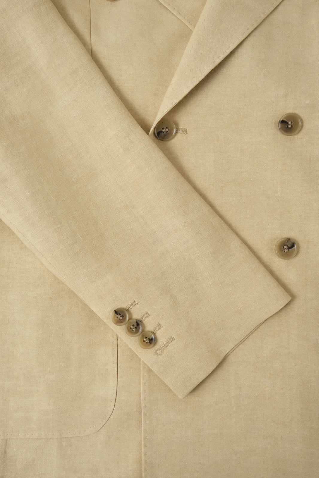 Costume croisé - Beige et pantalon blanc - Image 5